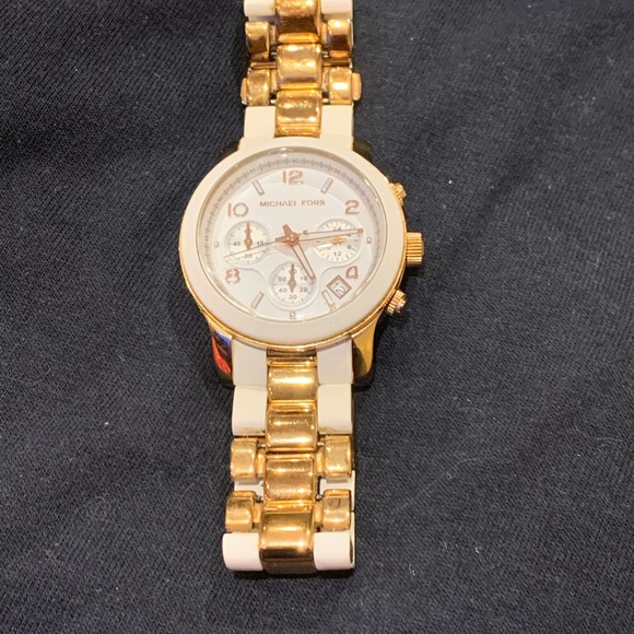 Gorgeous MK watch in White/Gold colour - Picture 9 of 10